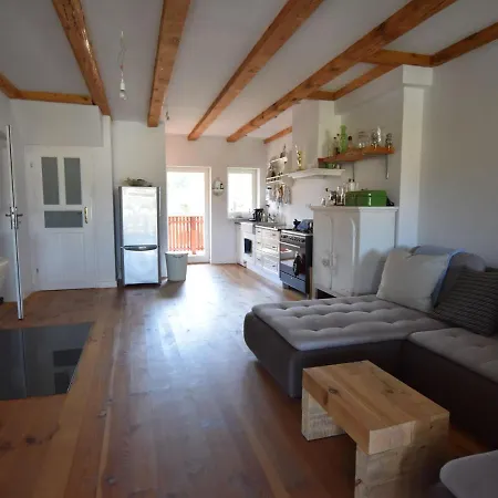 Spacious Holiday In By The River Vakantiehuis Kłodzko